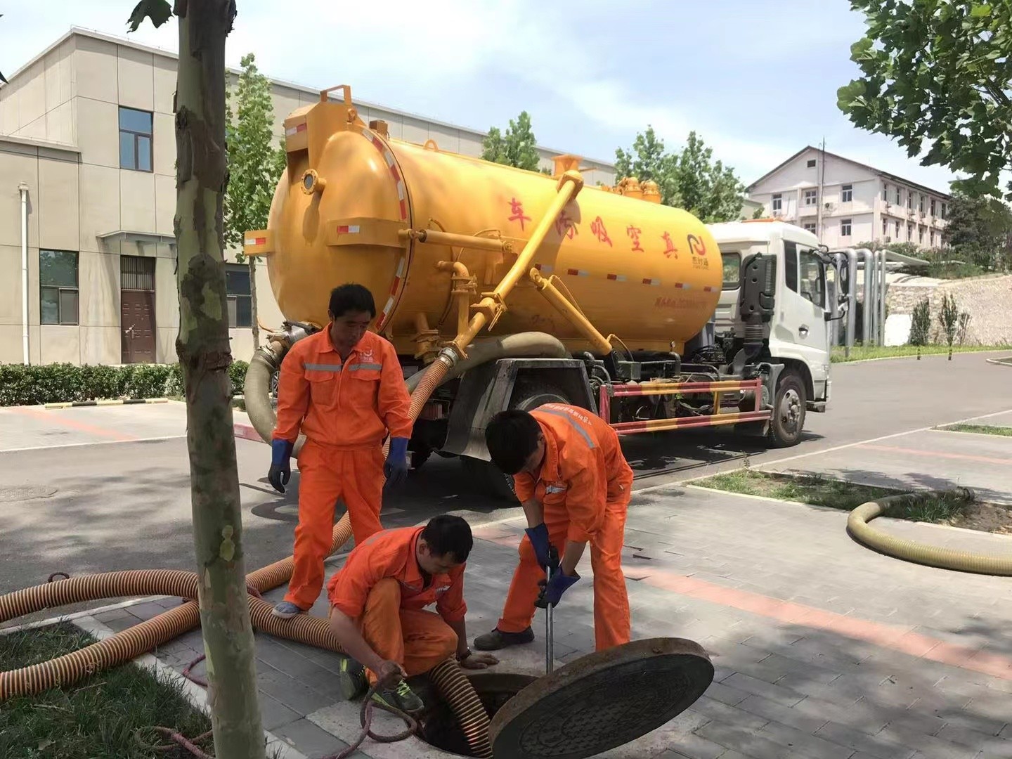 称多管道疏通车停在窨井附近