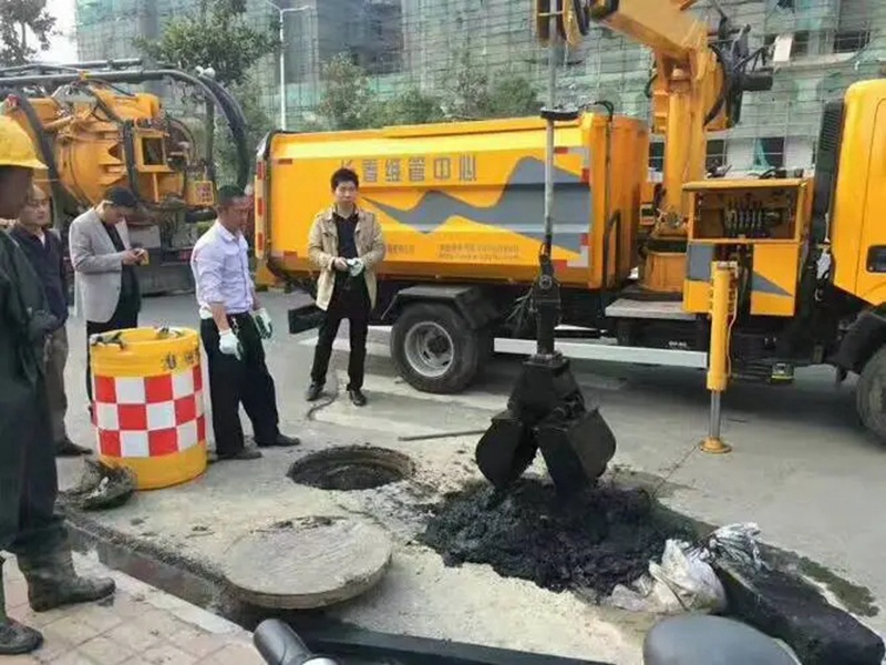 称多街道：网格员化身“清道夫”，为民解忧疏通“堵心”化粪池