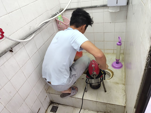 称多肥皂掉到马桶里把马桶堵住了怎么办？马桶堵住了怎么办
