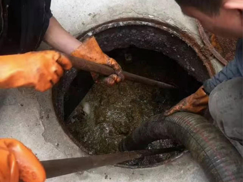 称多清理化粪池时如何避免沼气的危害?